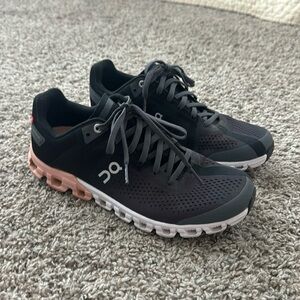 On Cloudflow Women’s 8 Sneakers